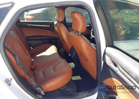 2019 Ford Fusion Hybrid Titanium z USA, uszkodzony, nr VIN 3FA6P0RU2KR240199